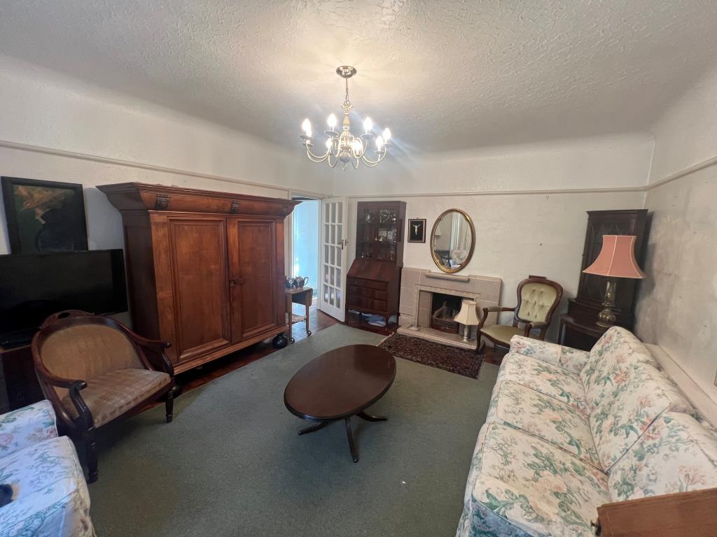 Lot: 83 - DETACHED HOUSE FOR IMPROVEMENT - Living room with fireplace